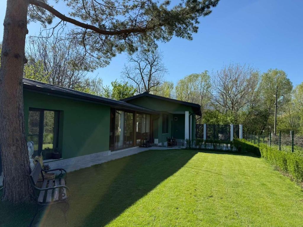 ein grünes Haus mit einem großen Hof in der Unterkunft Villa Green House in Tscherweni Breg