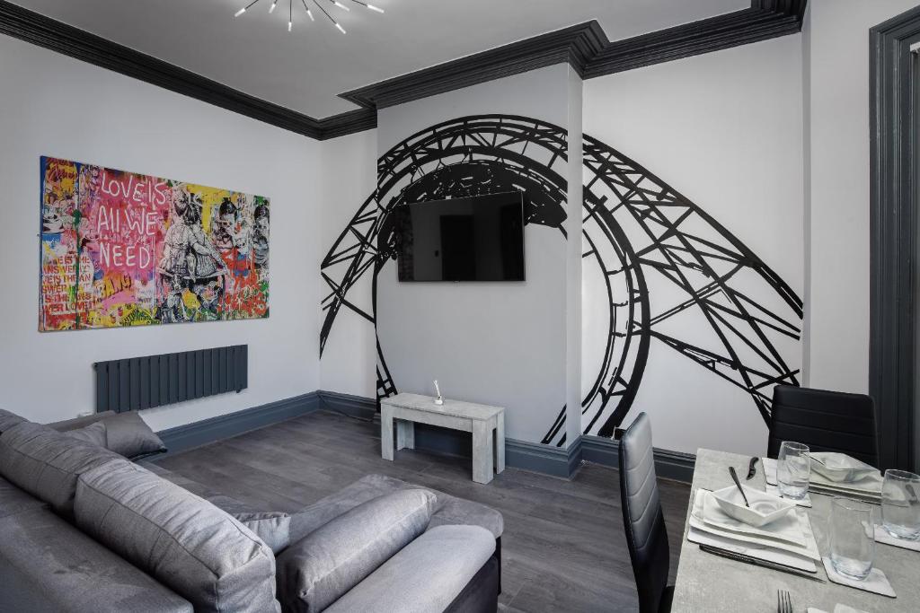 un salon avec un canapé et une arche en métal dans l'établissement The Coaster Loft Apartments by STAMP SA, à Blackpool