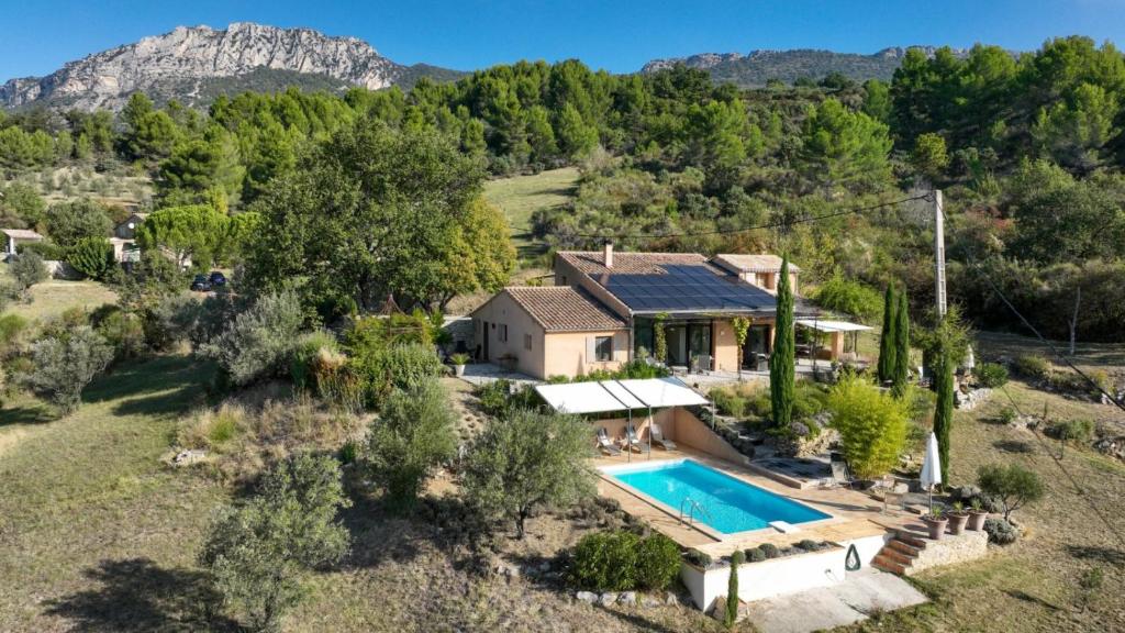 an aerial view of a house with a swimming pool at Villa Férus Piscine chauffée chambres d'hôtes in Buis-les-Baronnies