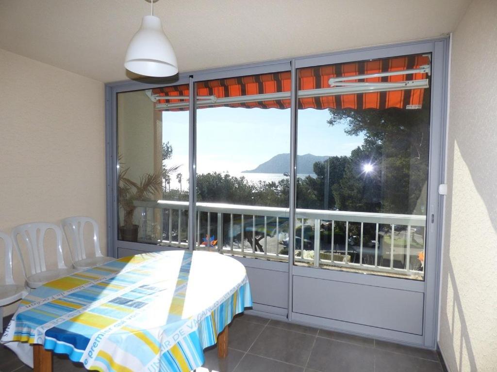 Cette chambre dispose d'une grande fenêtre offrant une vue sur l'océan. dans l'établissement Vue mer, calme, face à la plage, à Saint-Elme