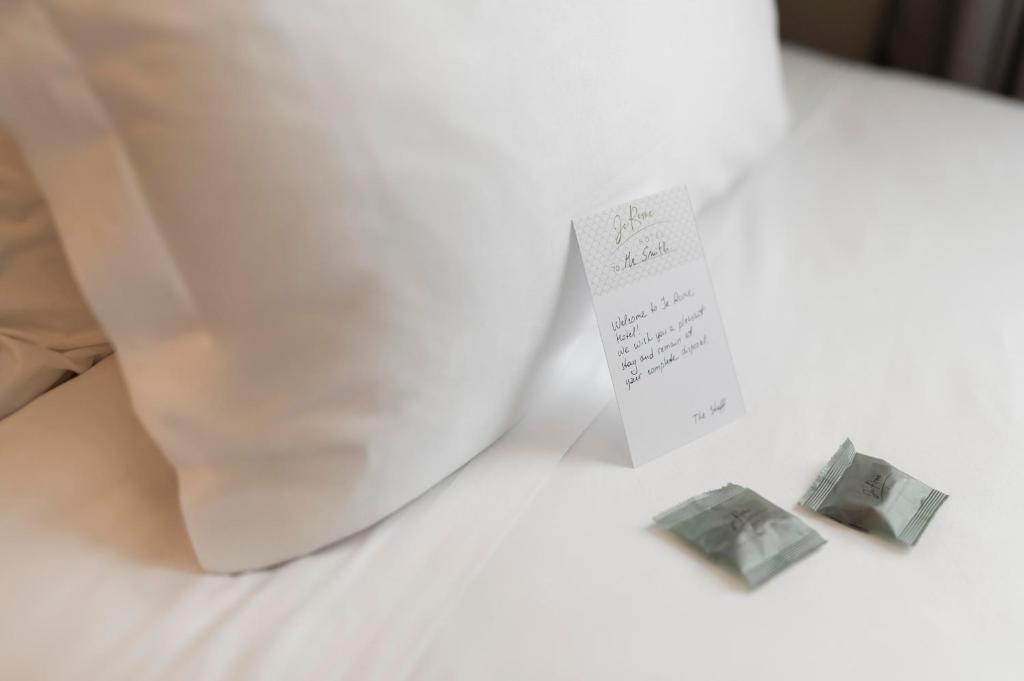 Postel nebo postele na pokoji v ubytování Je Rome Hotel