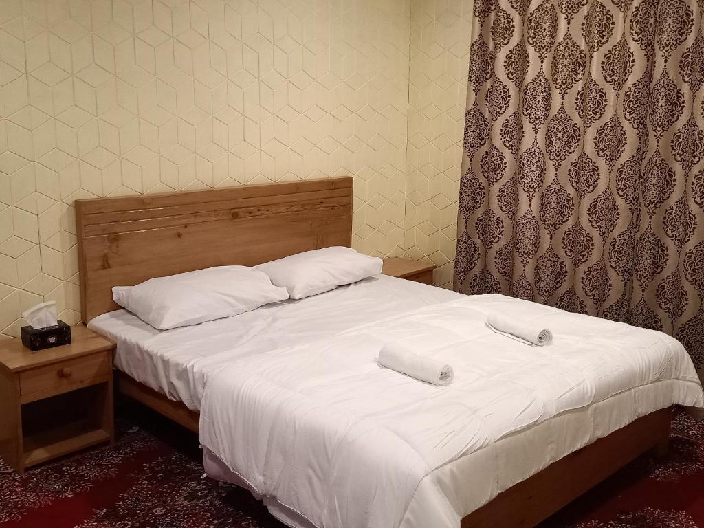 Postel nebo postele na pokoji v ubytování Black Stone Suites Skardu