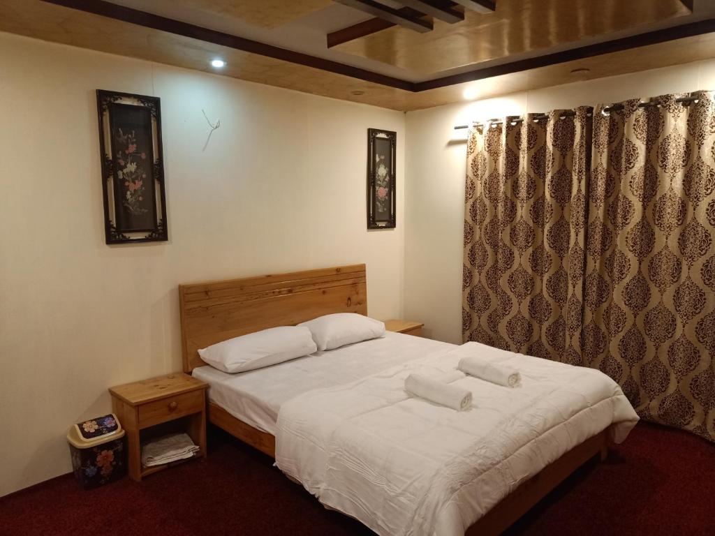 Postel nebo postele na pokoji v ubytování Black Stone Suites Skardu