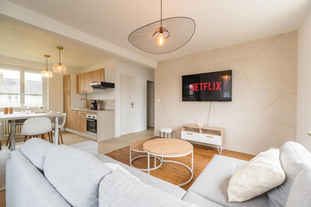 un salon avec un canapé et une table dans l'établissement Grande maison billard et confort a Guingamp, à Guingamp