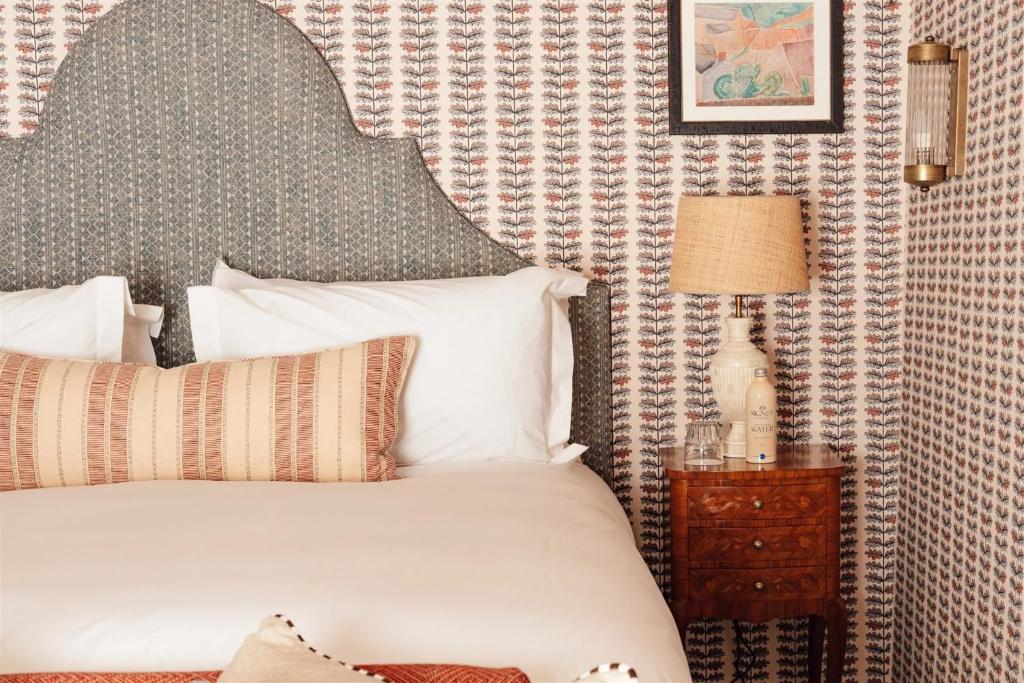 Deans Place Hotel - 