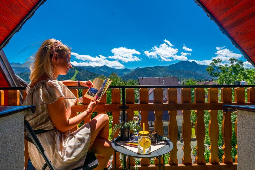 Výhľad na hory alebo výhľad na hory priamo z of the bed and breakfast