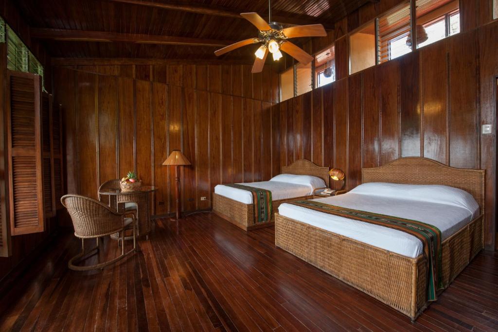 Postel nebo postele na pokoji v ubytování Hotel Arenal Lodge