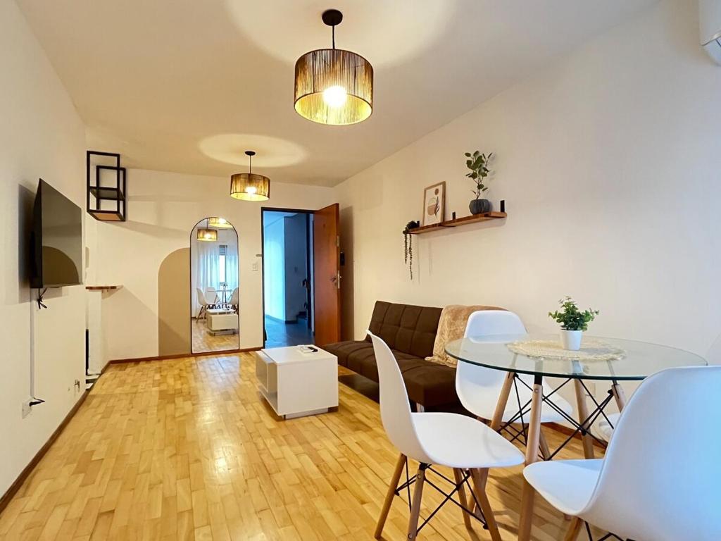 un salon avec une table et un canapé dans l'établissement departamento en pleno nueva Córdoba, a metros de consulado de españa, palacio ferreyra, plaza españa, à Córdoba