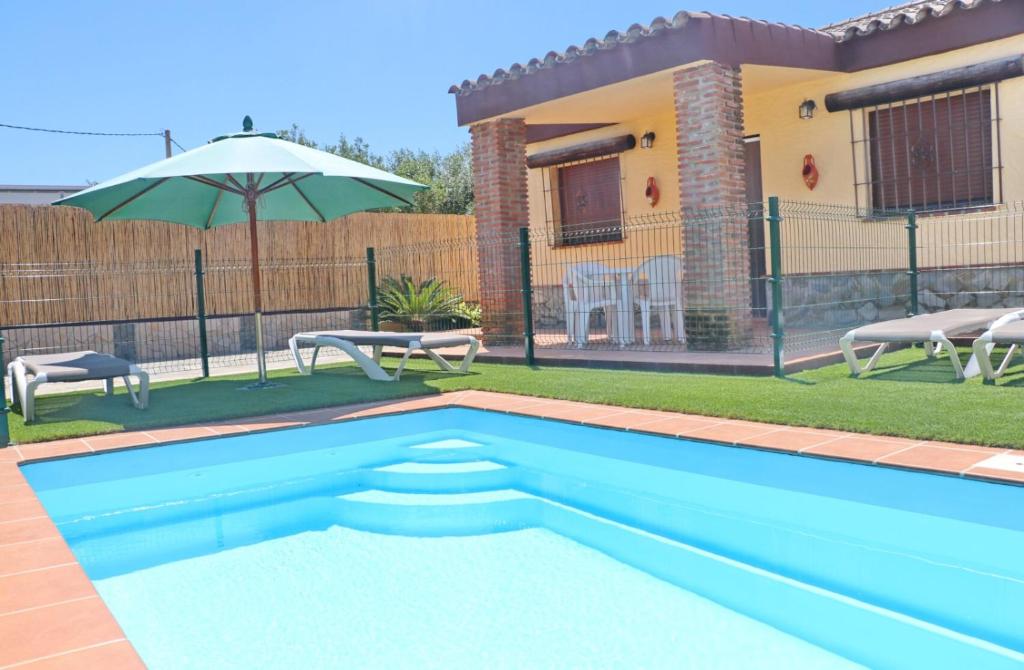 The swimming pool at or close to Chalet Bella Mendoza