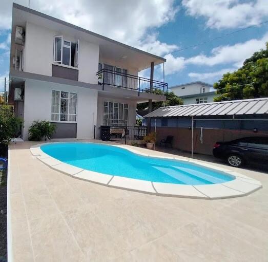 Bazén v ubytování YUTI Style Trendy Home Vibes nebo v jeho okolí