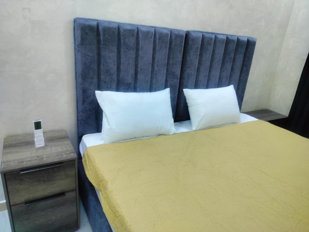 Postel nebo postele na pokoji v ubytování Ayla Furnished Apartments