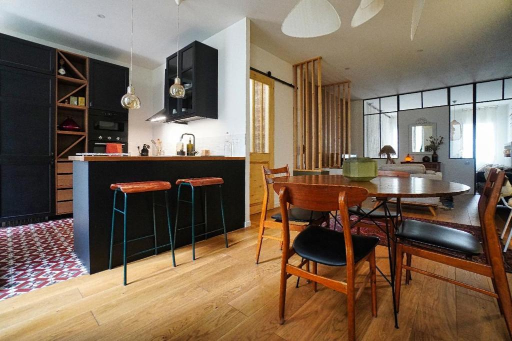 une cuisine et un salon avec une table et des chaises dans l'établissement Bel Appartement Cosy, à Marseille