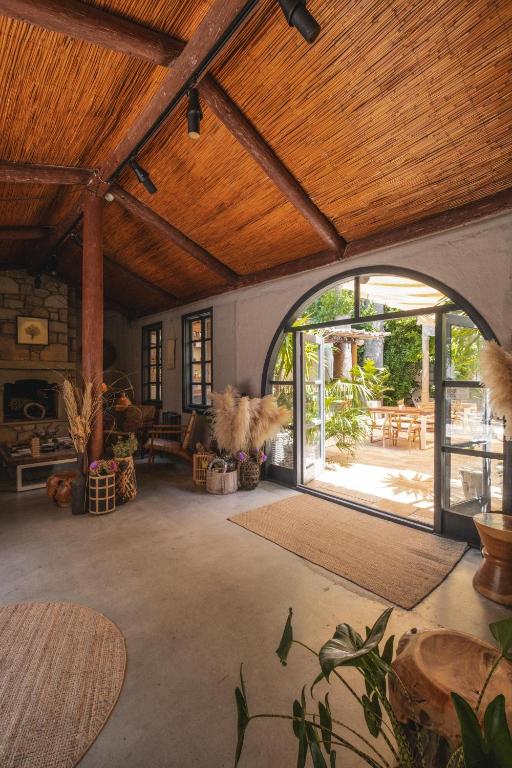 an open living room with a wooden ceiling at GAIA ALAÇATI in Alaçatı