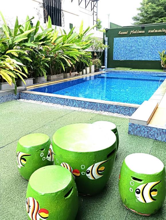 Bazén v ubytování Samui platinum hotel nebo v jeho okolí