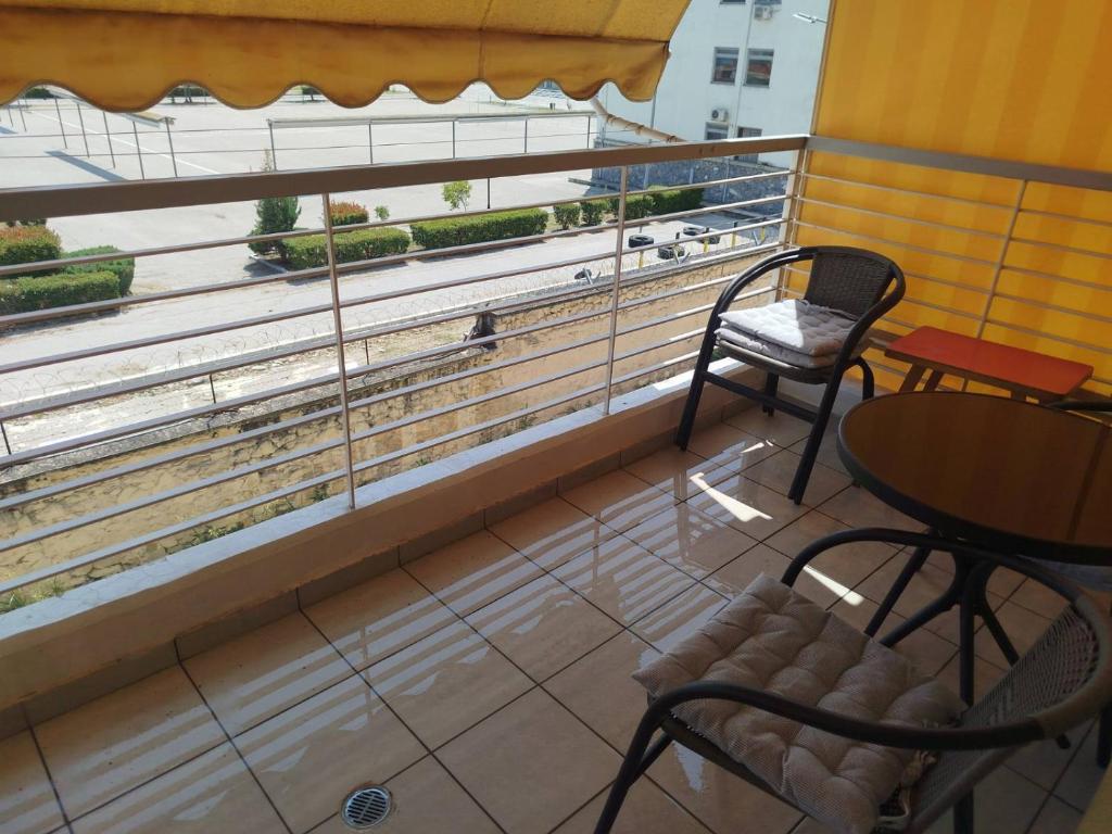 A balcony or terrace at Small Apartment Trikala