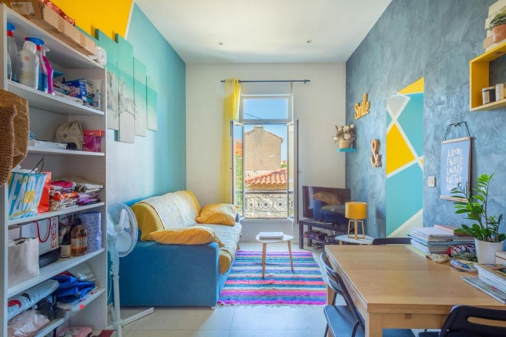 un salon avec un canapé et une table dans l'établissement Appartement Marseille Malmousque et Mer, à Marseille