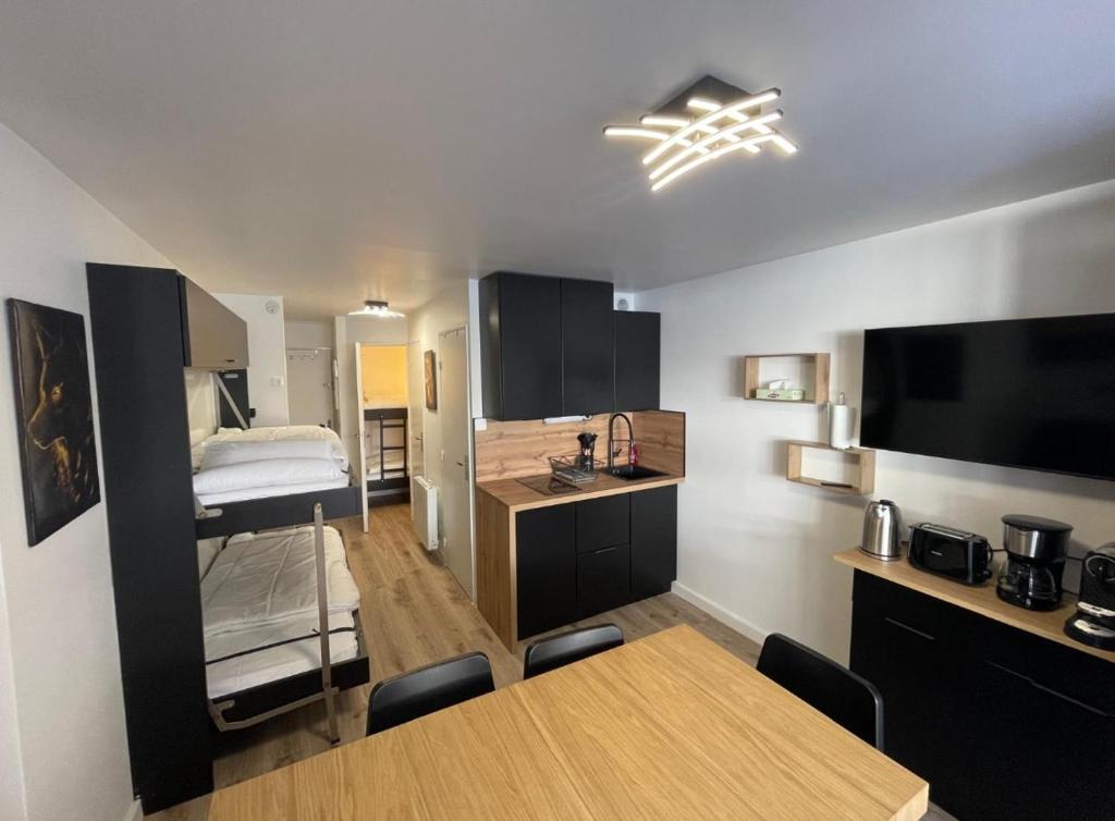 Ce petit appartement comprend une cuisine et une chambre. dans l'établissement Appartement Montagne Randonnées centre la Foux d'Allos - Eté & Hiver, à Allos