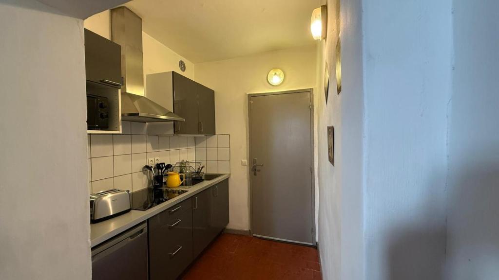 Kuchyň nebo kuchyňský kout v ubytování Studio dans le centre ancien