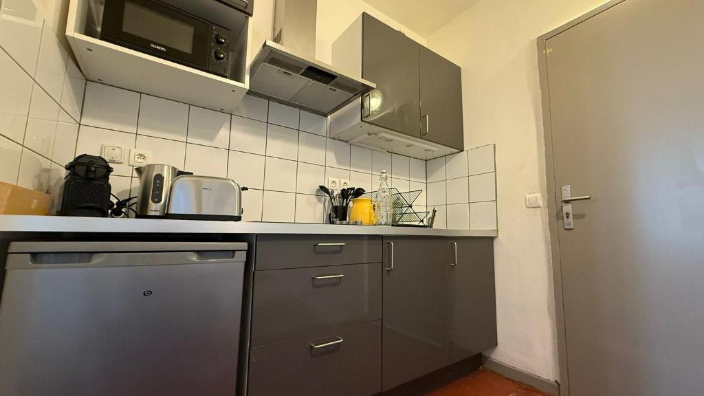 Kuchyň nebo kuchyňský kout v ubytování Studio dans le centre ancien