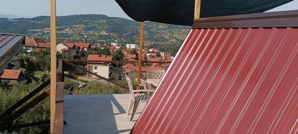 Nespecifikovaný výhled na hory nebo výhled na hory při pohledu z kempu