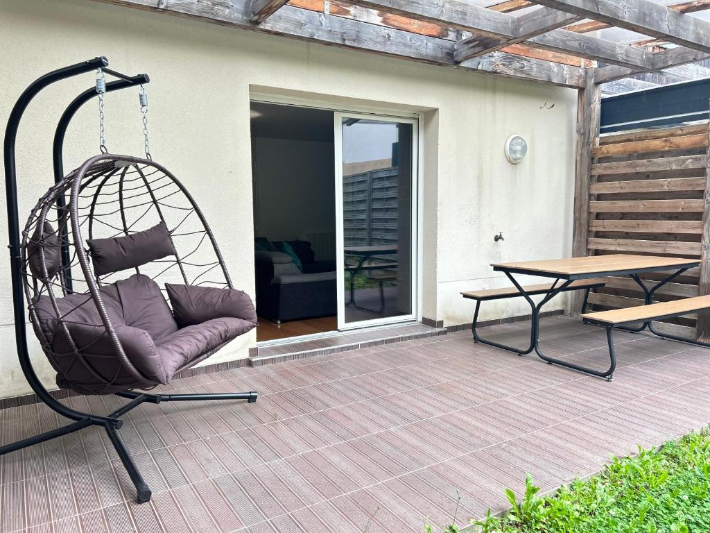 Patio nebo venkovní prostory v ubytování LE DUPLEX CHESSY - 15min From Disneyland - 2 Private Parkings - Garden - KingSize & QueenSize Bed - SuperMarket behind the house