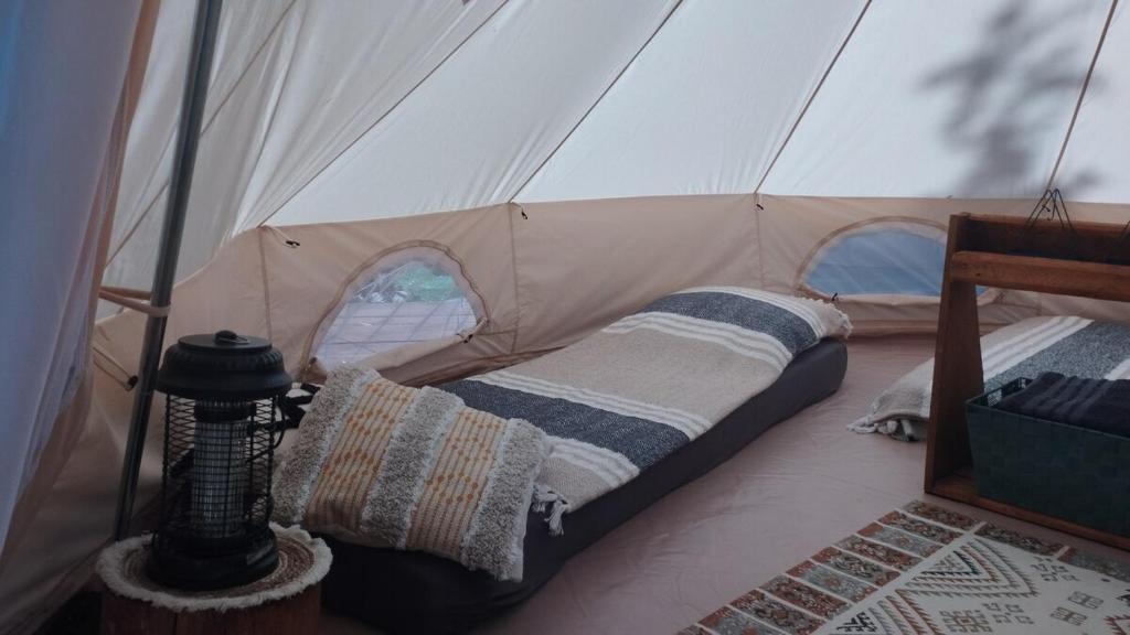 Postel nebo postele na pokoji v ubytování tipi nature,spa privé et petit déjeuner inclus