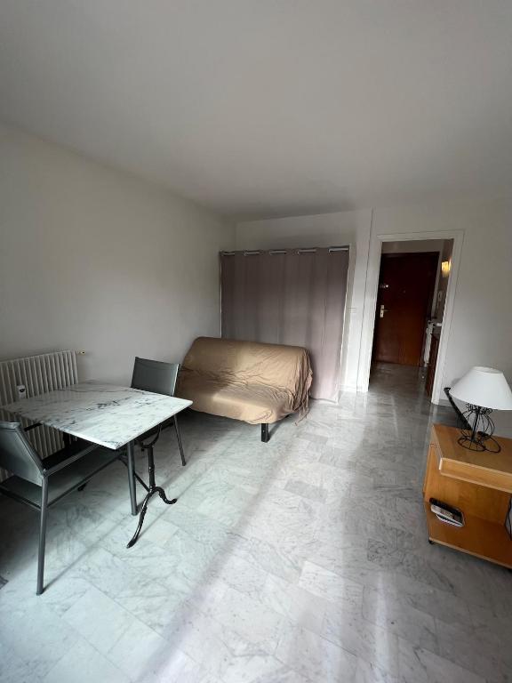 une chambre avec un lit, un bureau et une table dans l'établissement Studio center - close to beaches, à Antibes