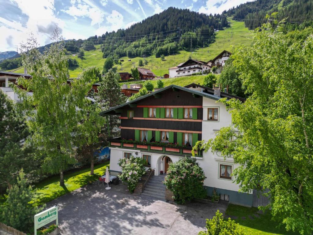 Nespecifikovaný výhled na hory nebo výhled na hory při pohledu z hotelu