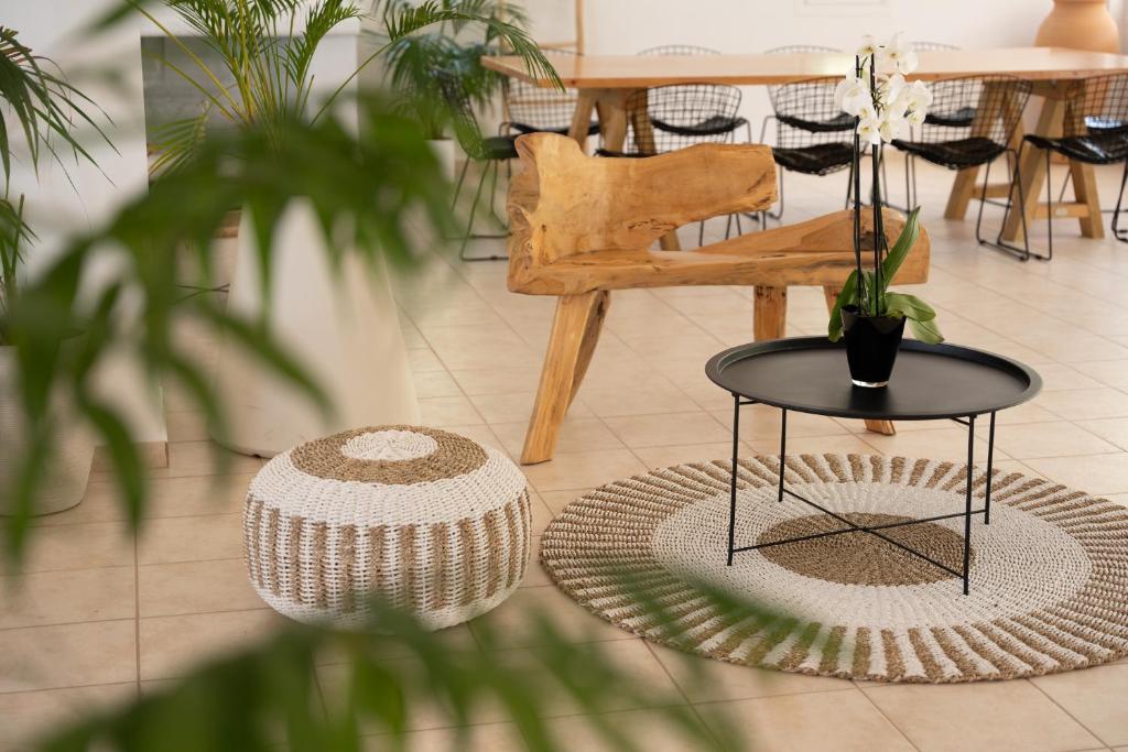 salon ze stołem i stołem w obiekcie Marina Bay Hotel w mieście Ratzaklíon