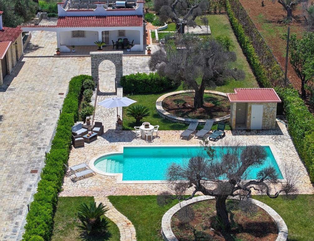 une vue aérienne d'une villa avec piscine dans l'établissement Villa Colombo by Bianco Puglia Vacanze, à Carovigno