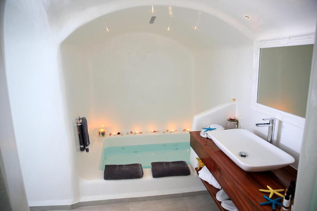 Postel nebo postele na pokoji v ubytování Fira Deep Blue Suites