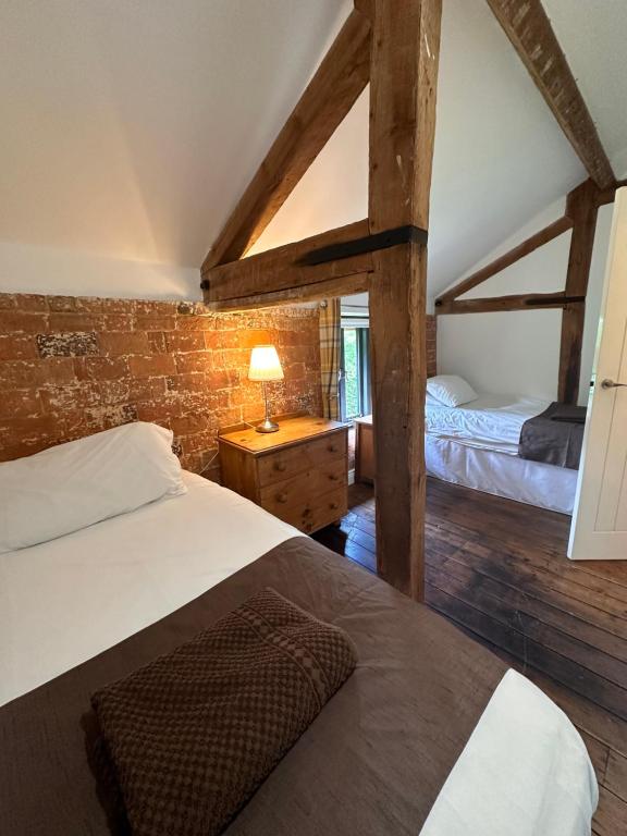 Кровать или кровати в номере Rats Retreat at Tove Valley Cottages