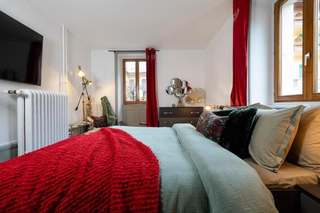 une chambre avec un lit avec une couverture rouge dessus dans l'établissement Central Chamonix - Quiet & Parking 5px Apartment, à Chamonix-Mont-Blanc