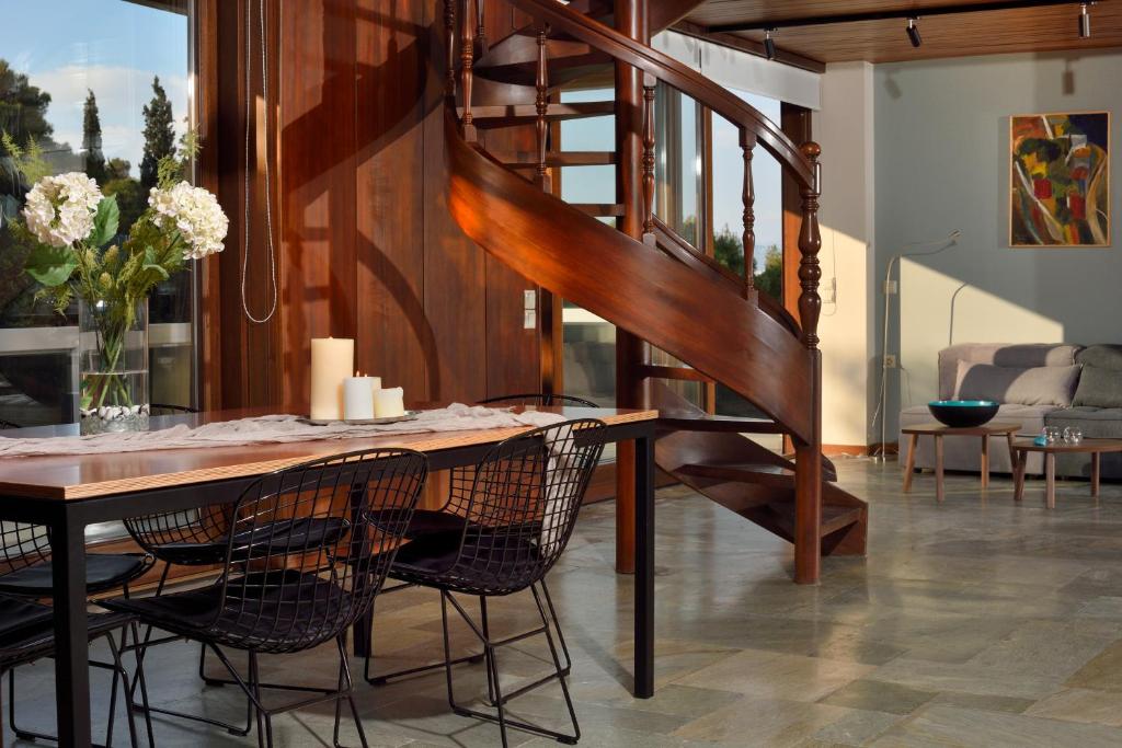 Posedenie v ubytovaní KARYATIS LUXURY MAISONETTE by K&K