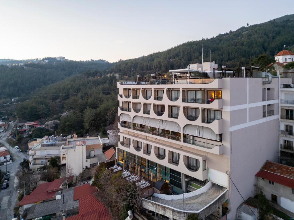 Nespecifikovaný výhled na hory nebo výhled na hory při pohledu z hotelu