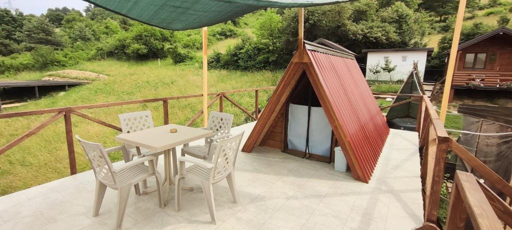 Balkón nebo terasa v ubytování Bosnian Pyramid Glamping