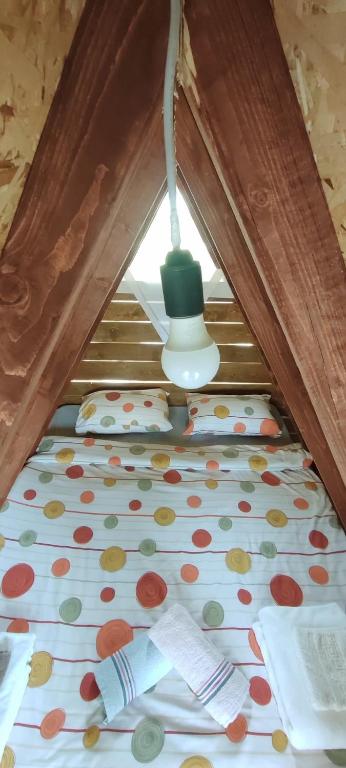 Postel nebo postele na pokoji v ubytování Bosnian Pyramid Glamping