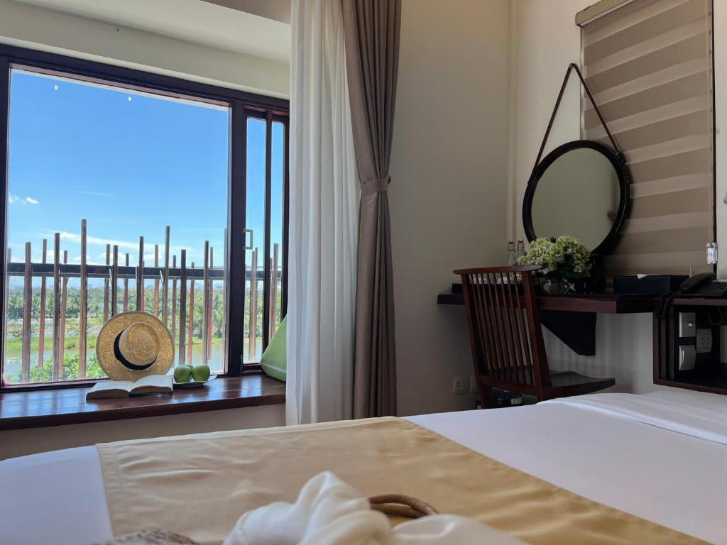 Postel nebo postele na pokoji v ubytování Happy Life Memories Hoi An Hotel & Spa