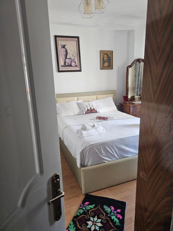 Ένα ή περισσότερα κρεβάτια σε δωμάτιο στο Apartament Karafili