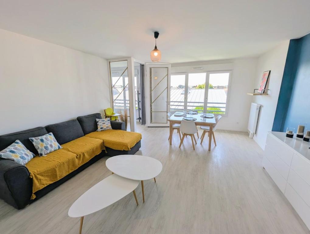 un salon avec un canapé et une table dans l'établissement Séjour tout à pied, idéal famille, parking privé - Linge et ménage inclus, au Pouliguen
