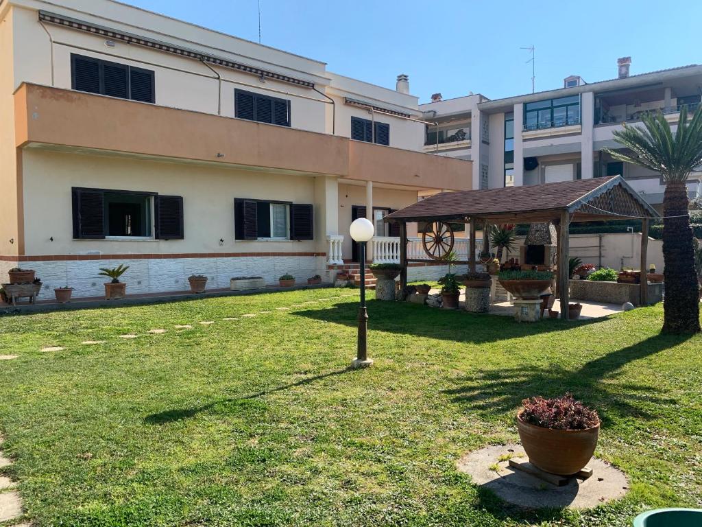 ein Gebäude mit einem Hof und einem Pavillon in der Unterkunft Marechiaro in Anzio