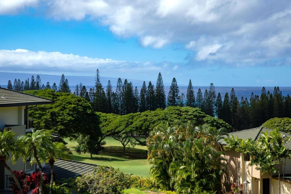 カパルアにあるKBM Resorts Spacious 2-Bedroom Kapalua Golf Collection Multi Unit Listing Golf Course Views 2 Free Rental Cars KGV-20T2T8のゴルフ場の景色を望む家