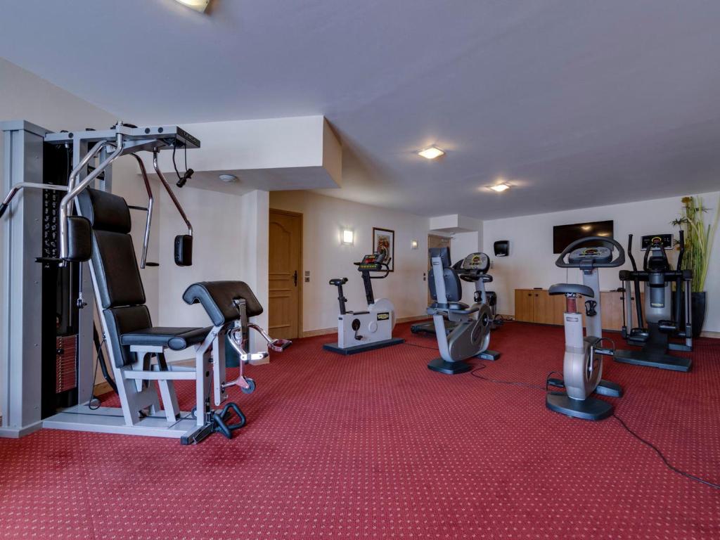 Posilňovňa alebo fitness centrum v ubytovaní Charmant appartement rénové 3 pièces skis aux pieds - Arc 1950 - FR-1-686-5