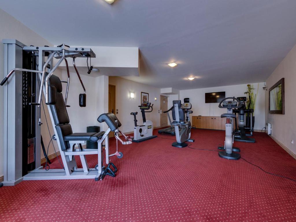Posilňovňa alebo fitness centrum v ubytovaní Charmant appartement rénové 3 pièces skis aux pieds - Arc 1950 - FR-1-686-5