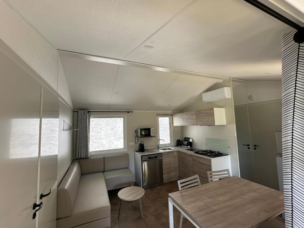 Kuchyň nebo kuchyňský kout v ubytování CAMPING PLEIN SOLEIL
