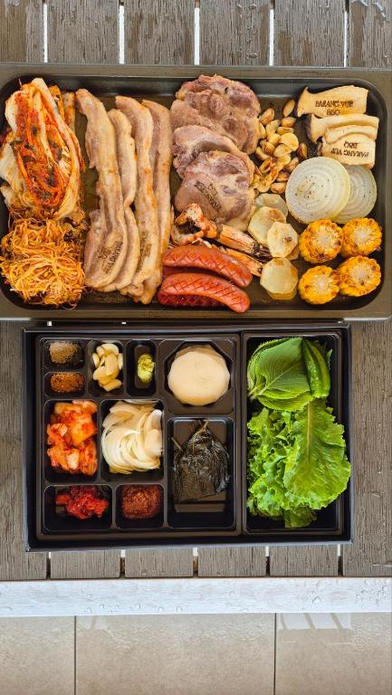 호텔 내부 또는 인근 먹을 거리