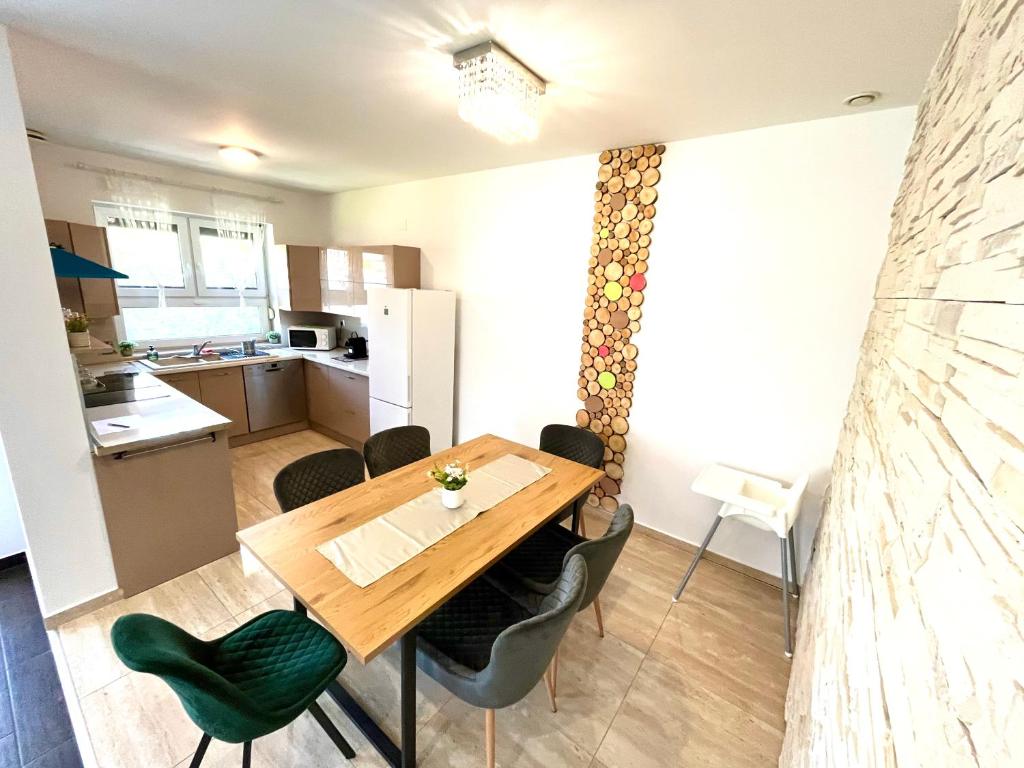 Kuchyň nebo kuchyňský kout v ubytování Exkluzív Apartman Debrecen