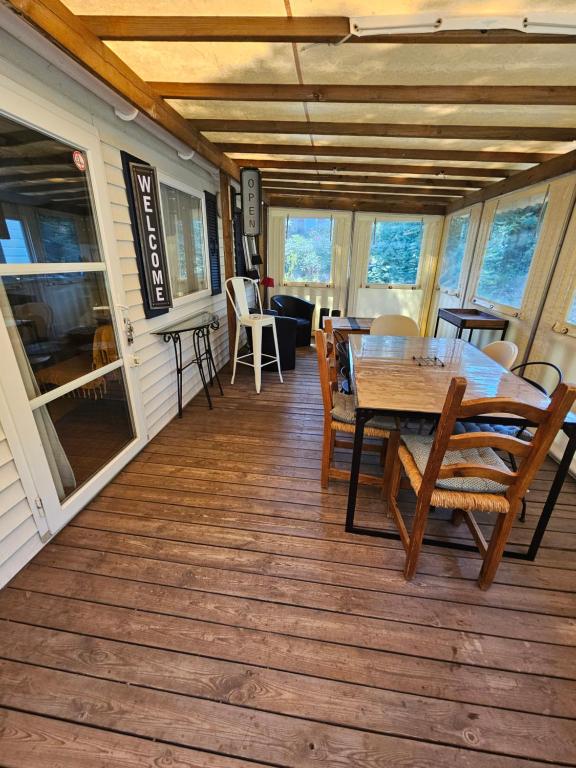 une terrasse en bois avec une table et des chaises dessus dans l'établissement Mobil home, à Puget-sur Argens
