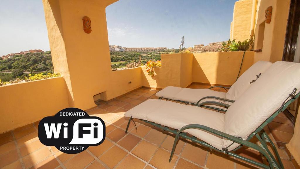 马尼尔瓦Coto Real Naxos 111的市景阳台配有椅子