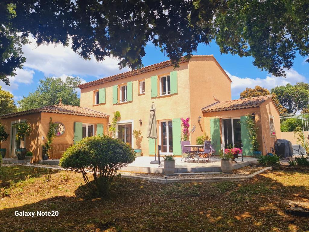 une maison au milieu d'une cour dans l'établissement Villa Rosalia, à Uzès